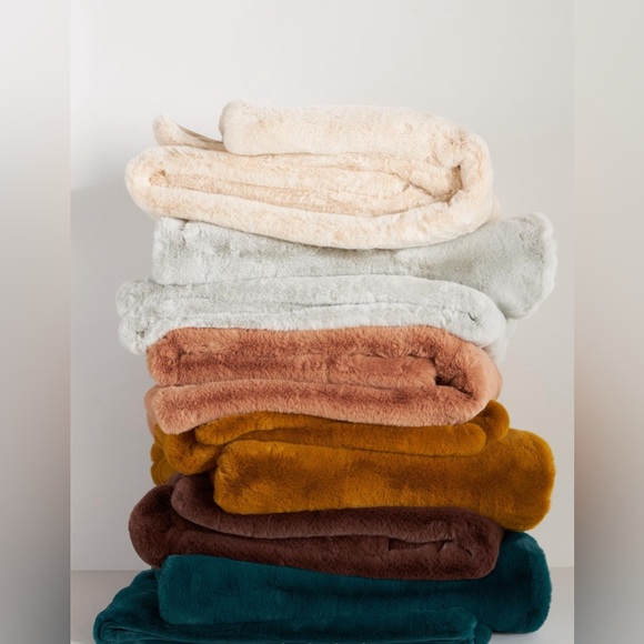 Anthropologie Sophie Faux Fur Throw Blanket - Picture 2 of 8